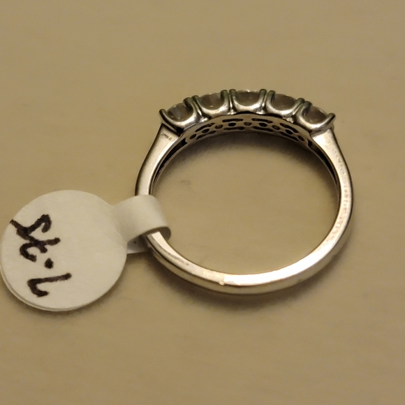 Beautiful ring 925 sterling silver cz size 7.75 - Picture 2 of 3